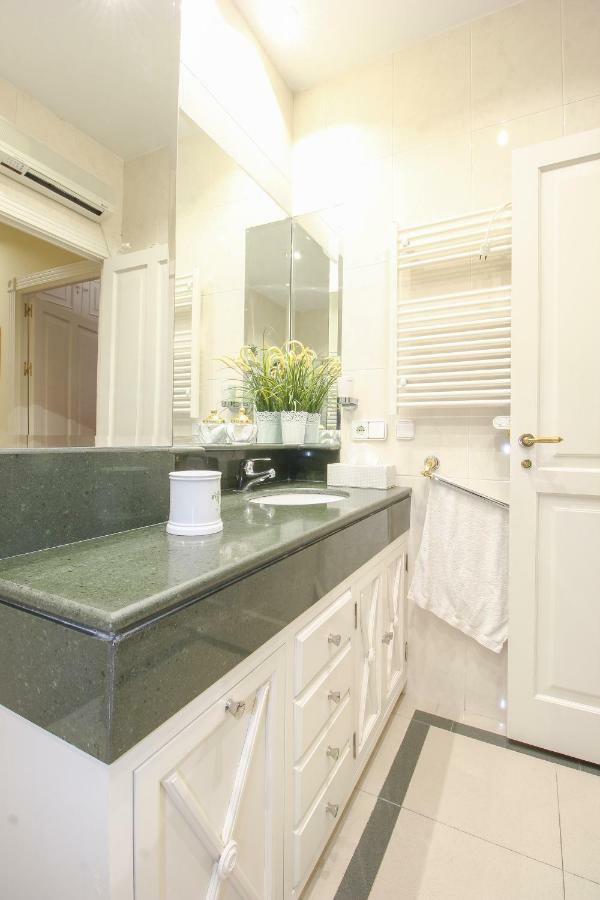 Apartamento La Feria Apartment เซบีญา ภายนอก รูปภาพ